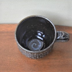窯変虹彩黒　真鍮色ポッチ マグカップ 2枚目の画像