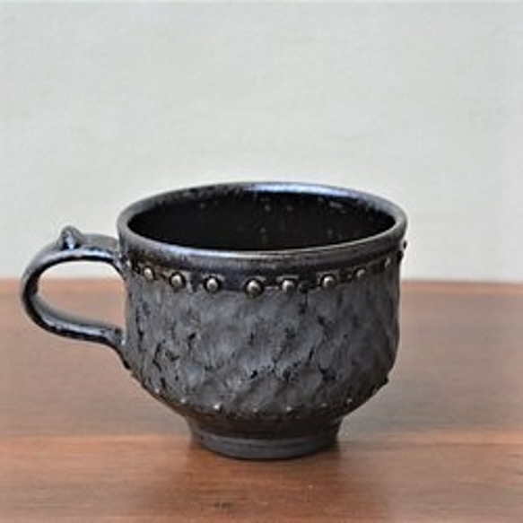 窯変虹彩黒　真鍮色ポッチ マグカップ 3枚目の画像