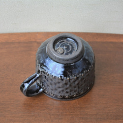 窯変虹彩黒　真鍮色ポッチ マグカップ 4枚目の画像
