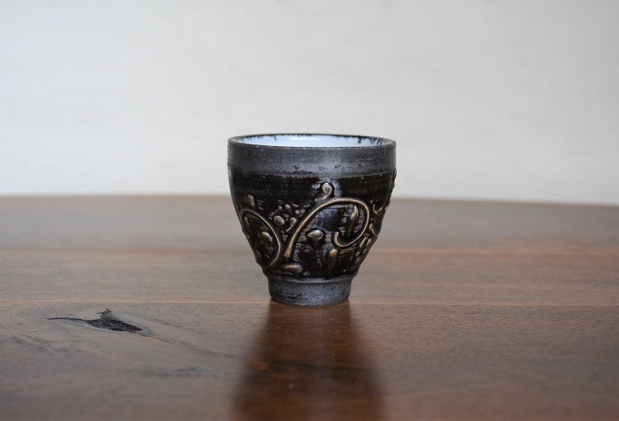 窯変虹彩黒 唐草紋　ぐい呑み　黒銀マット・スリム 4,620円