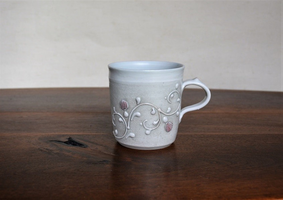 イッチン白マット唐草紋 マグカップ (筒型) 1枚目の画像