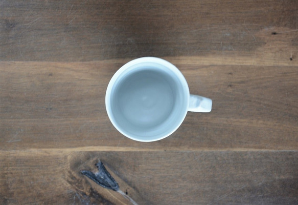 イッチン白マット唐草紋 マグカップ (筒型) 3枚目の画像