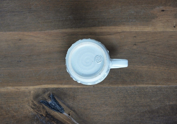 イッチン白マット唐草紋 マグカップ (筒型) 4枚目の画像