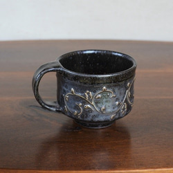 窯変虹彩黒 唐草紋　お洒落なマグカップ(銀マット) 2枚目の画像