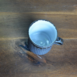 窯変虹彩黒  たっぷりお洒落なマグカップ(中白) 3枚目の画像
