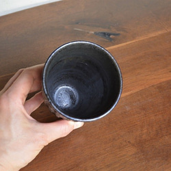 窯変虹彩黒  真鍮ポッチ フリーカップ(酒器)・大 3枚目の画像