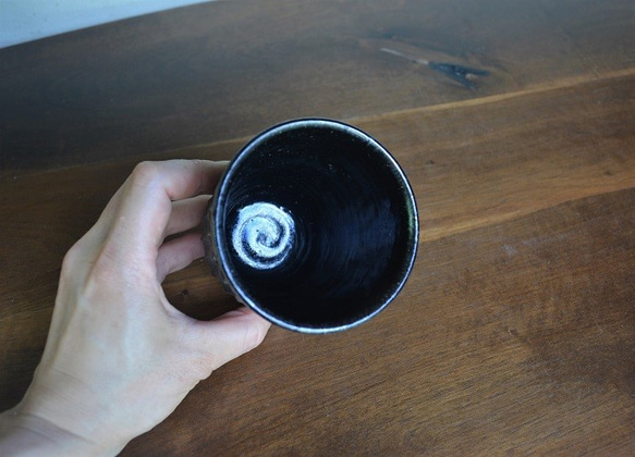 窯変虹彩黒  真鍮ポッチ フリーカップ(酒器)・中 3枚目の画像