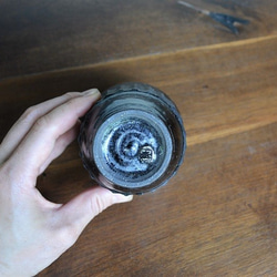 窯変虹彩黒  真鍮ポッチ フリーカップ(酒器)・中 4枚目の画像