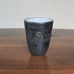 窯変虹彩黒　アンモナイト紋フリーカップ(中白) 2枚目の画像