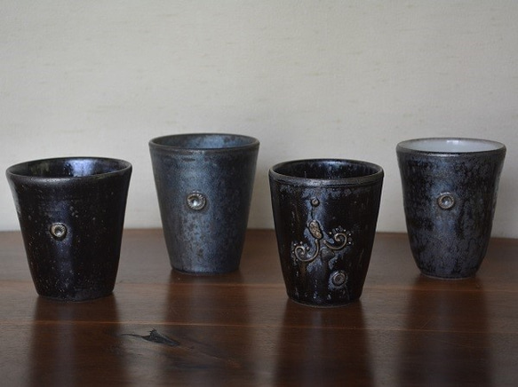 窯変虹彩黒　アンモナイト紋フリーカップ(中白) 6枚目の画像