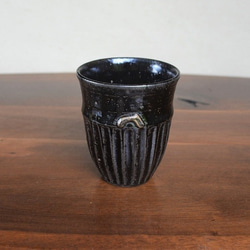 窯変虹彩黒　アンモナイト紋しのぎカップ(小)酒器 2枚目の画像