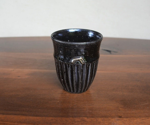 窯変虹彩黒　アンモナイト紋しのぎカップ(小)酒器 2枚目の画像