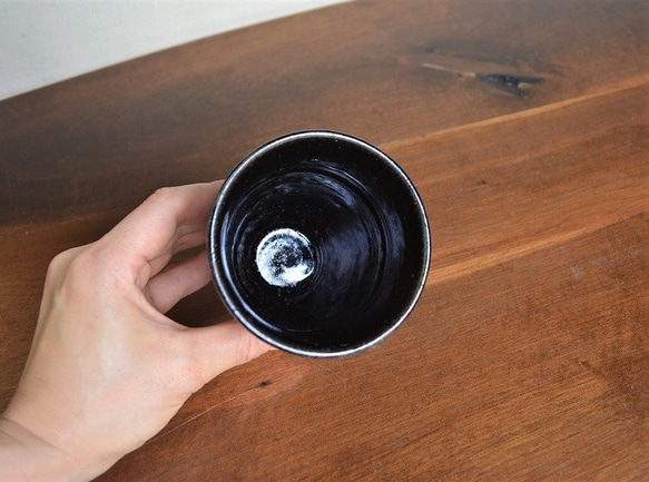 窯変虹彩黒　アンモナイト紋しのぎカップ(小)酒器 4枚目の画像