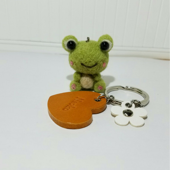 ☆羊毛フェルトかえるネーム入りヌメ革キーホルダー☆ハンドメイド  