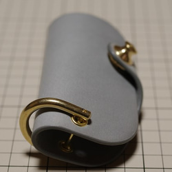 イタリアンレザーのキーケース　スマートキー対応　真鍮金具　ライトグレー 2枚目の画像