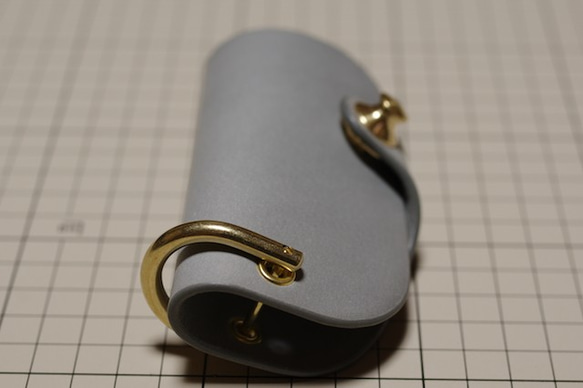 イタリアンレザーのキーケース　スマートキー対応　真鍮金具　ライトグレー 2枚目の画像