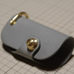 イタリアンレザーのキーケース　スマートキー対応　真鍮金具　ライトグレー 3枚目の画像
