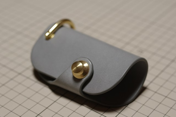 イタリアンレザーのキーケース　スマートキー対応　真鍮金具　ライトグレー 3枚目の画像