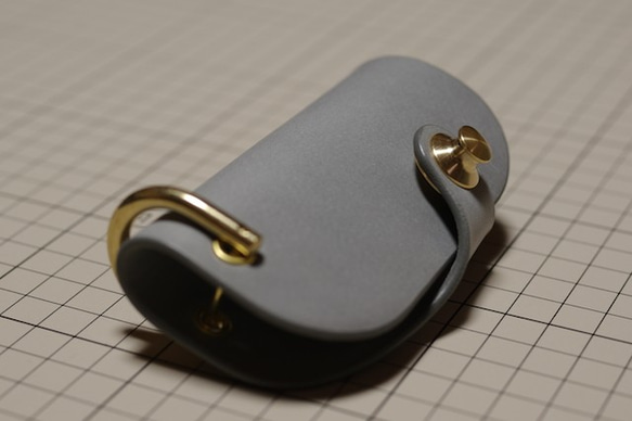 イタリアンレザーのキーケース　スマートキー対応　真鍮金具　ライトグレー 4枚目の画像