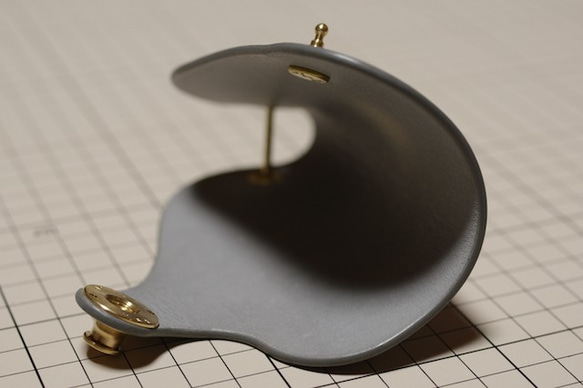 イタリアンレザーのキーケース　スマートキー対応　真鍮金具　ライトグレー 5枚目の画像