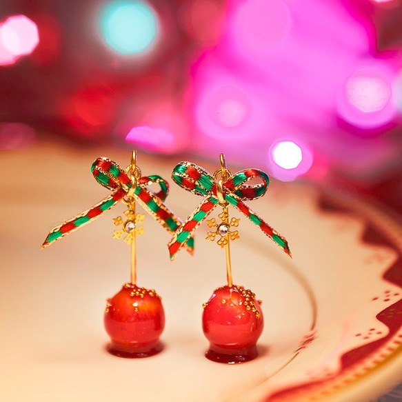 クリスマスのりんご飴 ピアス/イヤリング 1枚目の画像
