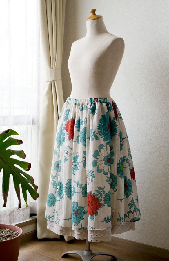 青いお花柄のふんわりスカート 2枚目の画像