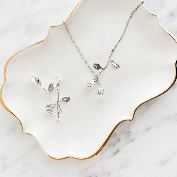 【限定販売】 シルバー：その薔薇の名前には：ローズのチョーカーネックレス アクセサリー