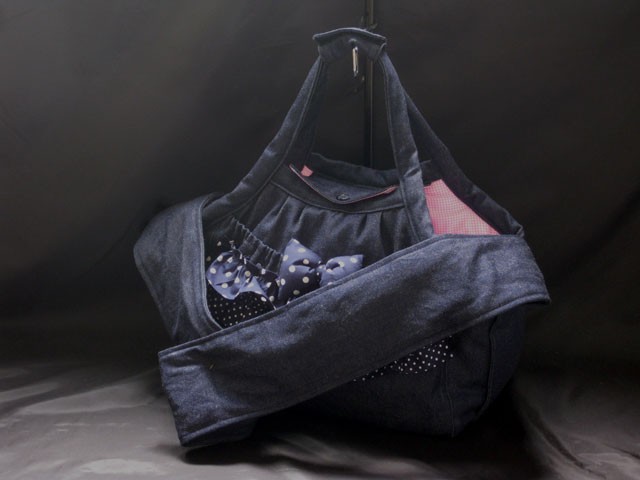 受注製作　Ｍサイズ　小型犬用フリル付きスリング、手提げ２ウェイ　デニムキャリーバッグ肩ベルト丈９５センチ