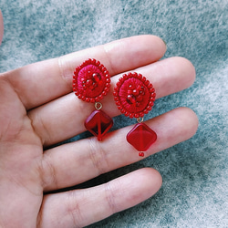 閃粉&lt;方紅&gt;刺繡耳環/耳環 第4張的照片