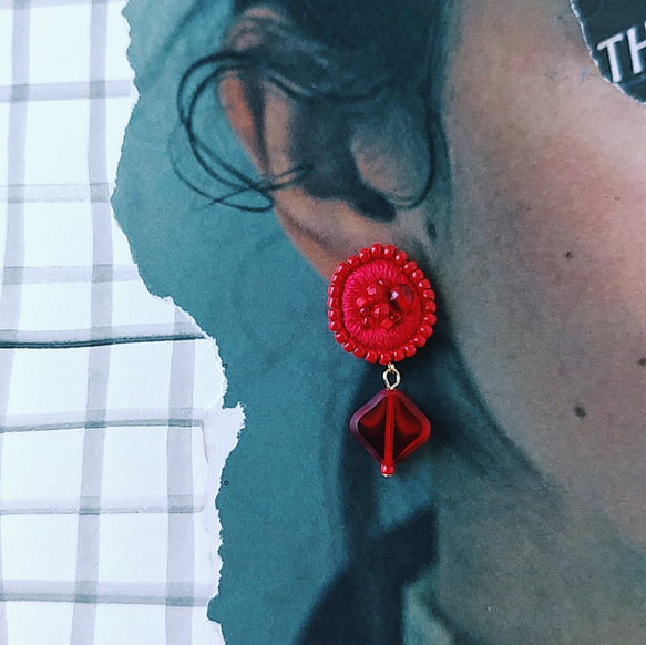 閃粉&lt;方紅&gt;刺繡耳環/耳環 第5張的照片