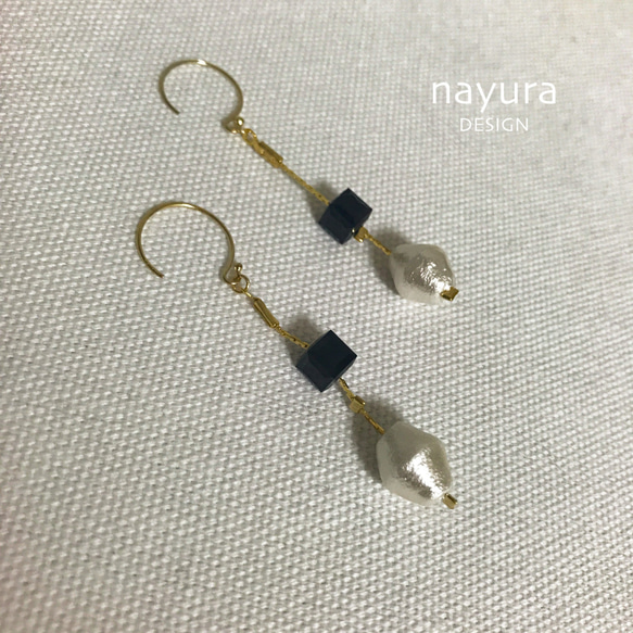 14KGF Cotton pearl + Swarovski jet round hook earrings. 第2張的照片