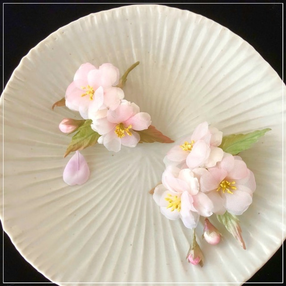 布花 桜のコサージュ(本絹シルク使用） 2枚目の画像