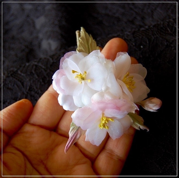 桜のコサージュ(本絹シルク使用） 5枚目の画像
