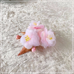 手染めの布花　桜のコサージュ(本絹シルク使用） 2枚目の画像