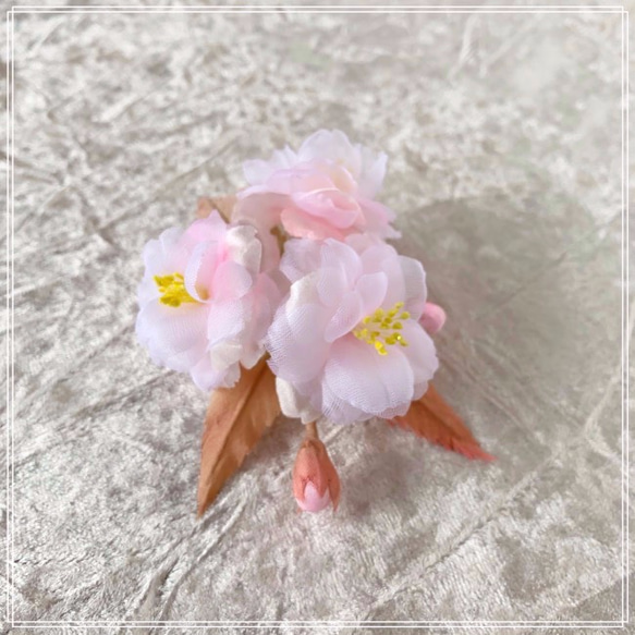 手染めの布花　桜のコサージュ(本絹シルク使用） 3枚目の画像