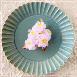 手染めの布花　桜のコサージュ(本絹シルク使用） 2枚目の画像
