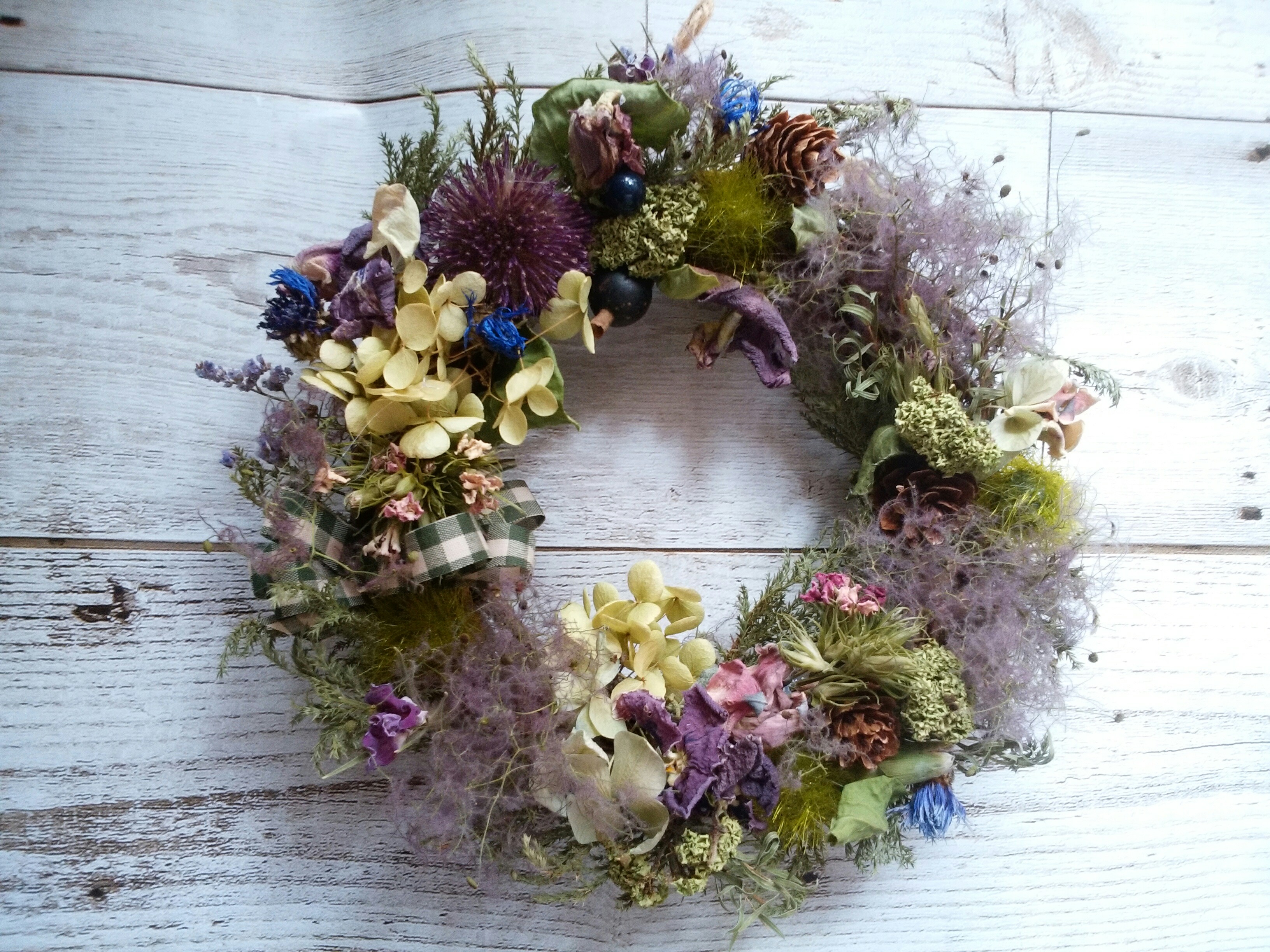 ミモザの葉とスモークツリー、野アザミのナチュラルリース ミモザの葉とスモークツリー、野アザミのナチュラルリース ミモザ