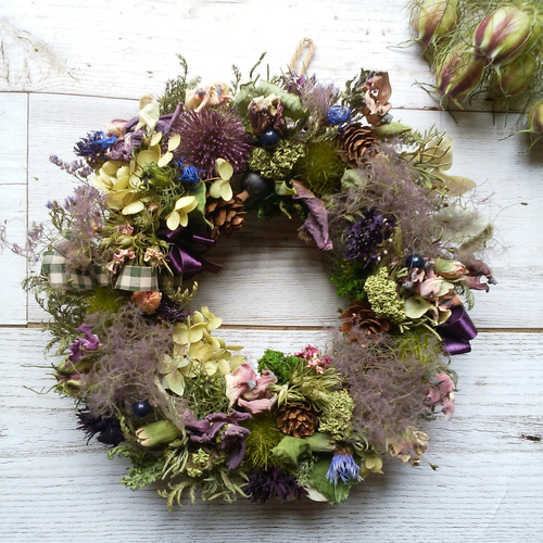 ミモザの葉とスモークツリー、野アザミのナチュラルリース