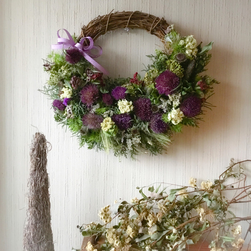 ミモザの葉とスモークツリー、野アザミのナチュラルリース