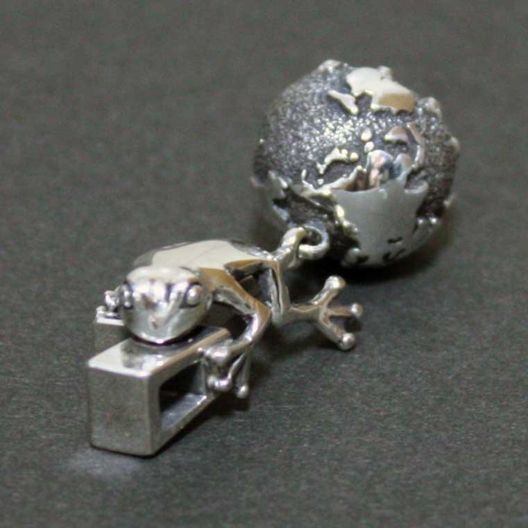 地球の厄災みんなカエル「地球とカエル（厄災退散）」