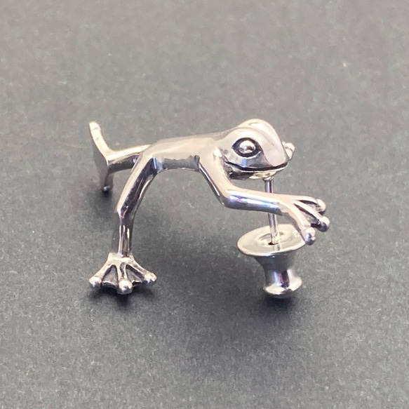 耳を登ろうとするカエルのピアス「FROG PIERCE 2」 5枚目の画像