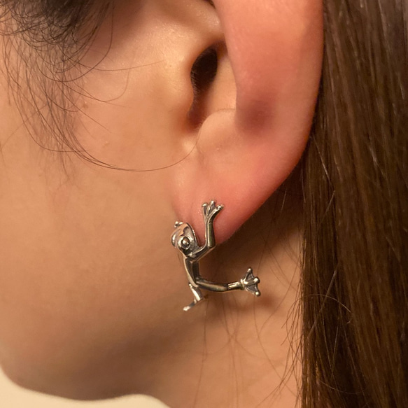 耳を登ろうとするカエルのピアス「FROG PIERCE 2」 10枚目の画像