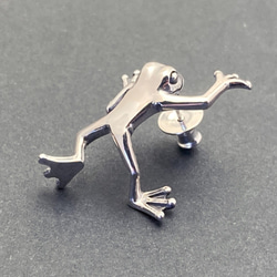 耳を登ろうとするカエルのピアス「FROG PIERCE 2」 6枚目の画像