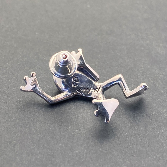 耳を登ろうとするカエルのピアス「FROG PIERCE 2」 9枚目の画像