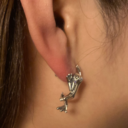 耳を登ろうとするカエルのピアス「FROG PIERCE 2」 ピアス 耳を登ろうとするカエルのピアス「FROG PIERCE 2」 ピアス