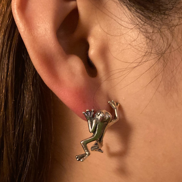 耳を登ろうとするカエルのピアス「FROG PIERCE 2」 13枚目の画像