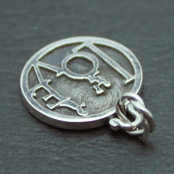 LOVE MINI COIN PENDANT　ペアで着けれるシルバーのペンダント 2枚目の画像