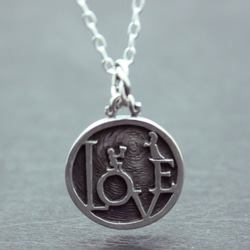 LOVE MINI COIN PENDANT　ペアで着けれるシルバーのペンダント 4枚目の画像