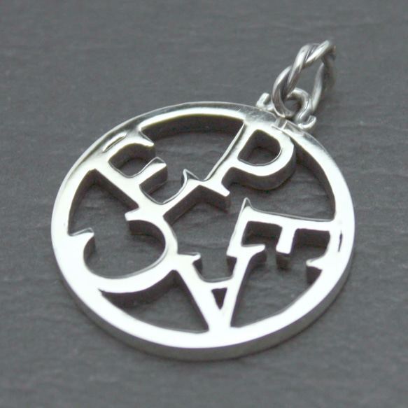 PEACE COIN PENDANT　ペアで着けれるシルバーのペンダント 1枚目の画像