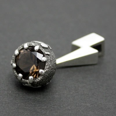 スモーキークウォーツで大気汚染をイメージした地球に雷が落ちるペンダント「EARTH PENDANT（破壊）」